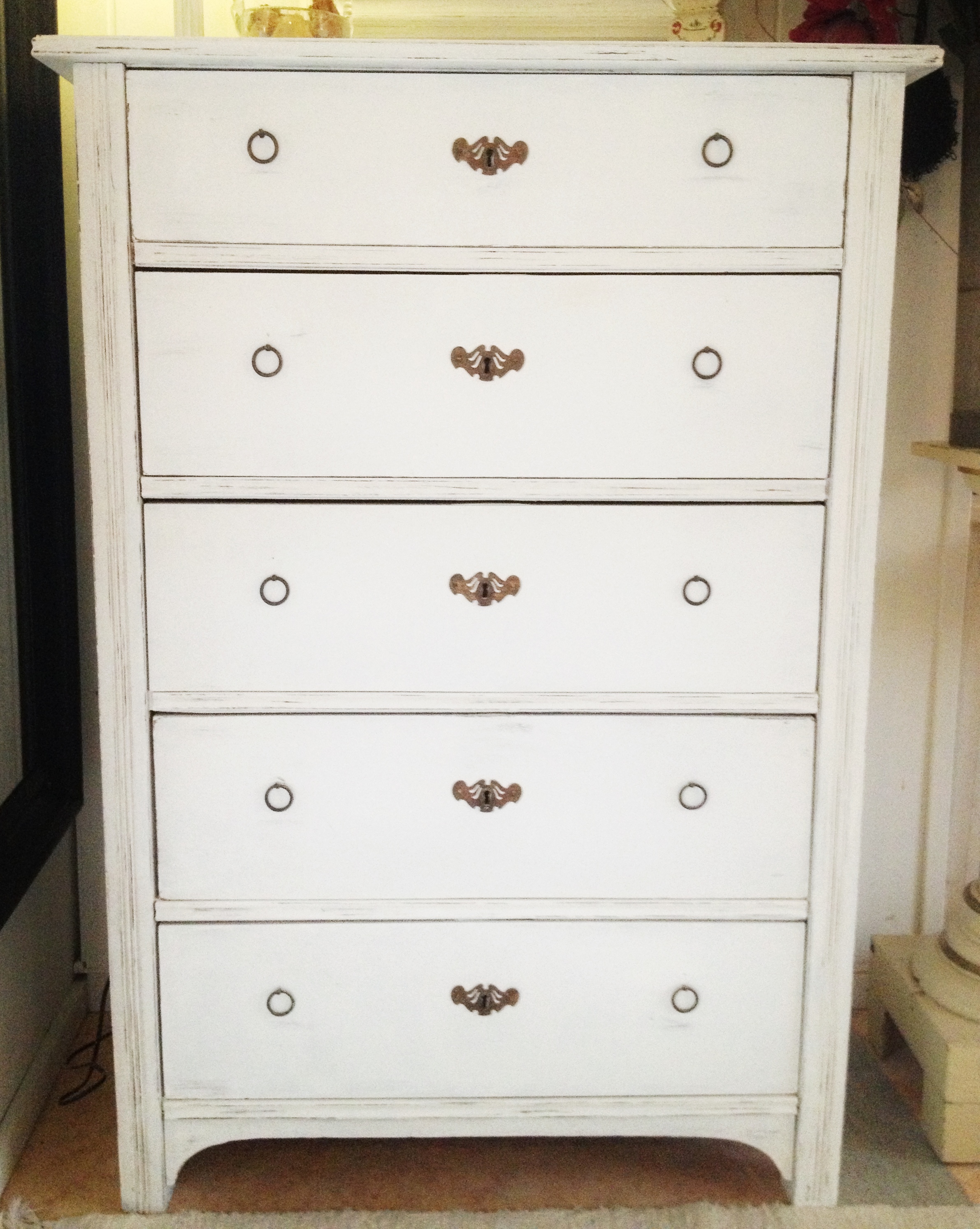 byrå vit trä ~ himlarum vit hög byrå shabby chic med vackra nyckelskyltar byrå vit trä ~ himlarum vit hög byrå shabby chic med vackra nyckelskyltar