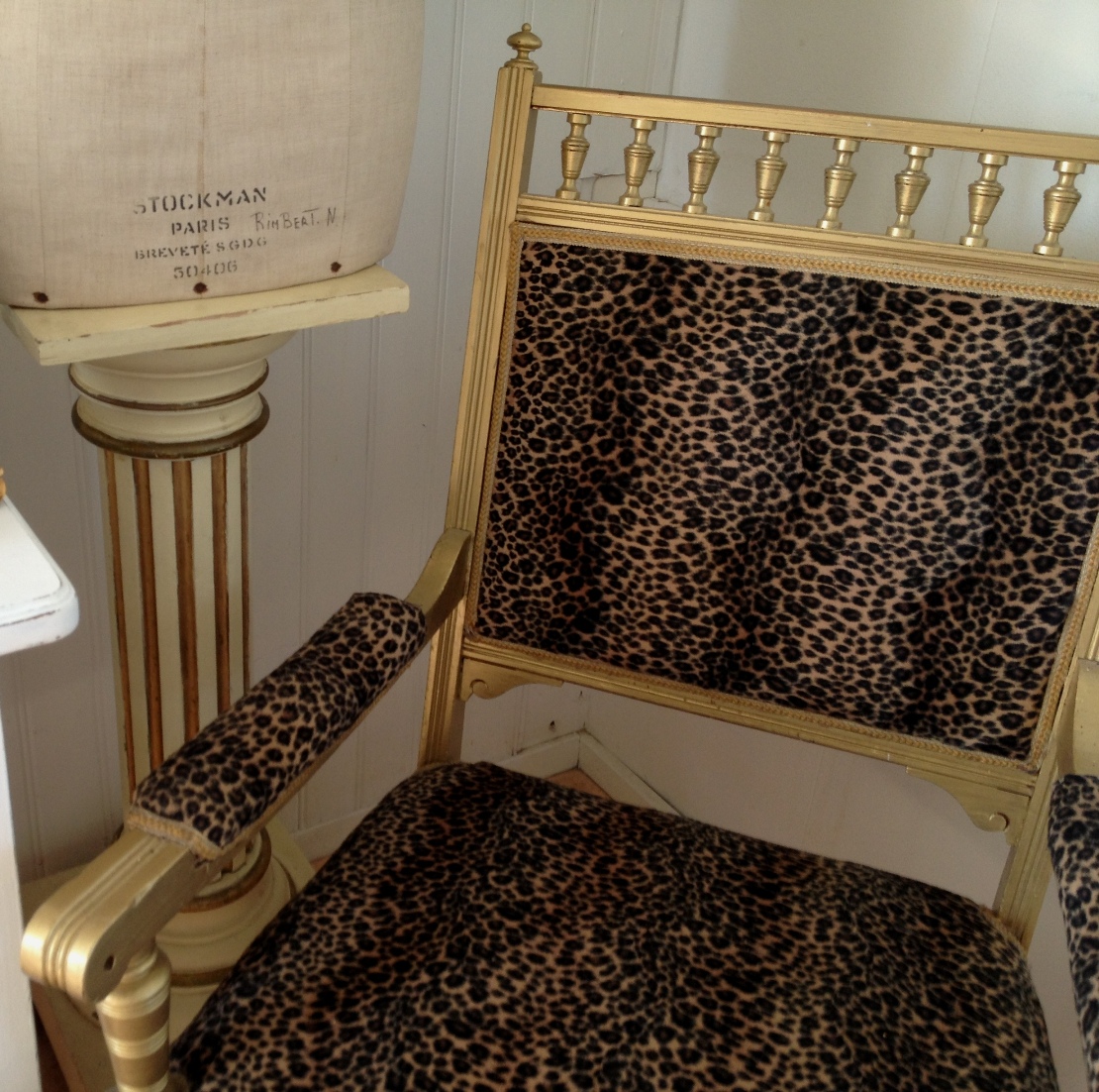 Himlarum Gammal fåtölj i kitchigt guld och leopard Himlarum Gammal fåtölj i kitchigt guld och leopard