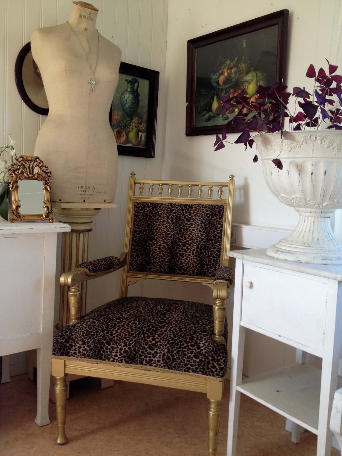 Himlarum Gammal fåtölj i kitchigt guld och leopard Himlarum Gammal fåtölj i kitchigt guld och leopard