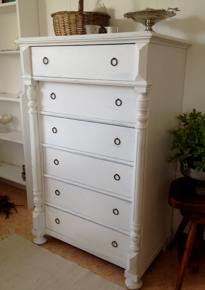 Himlarum Antik hög smal byrå shabby chic med 6 st lådor Himlarum Antik hög smal byrå shabby chic med 6 st lådor