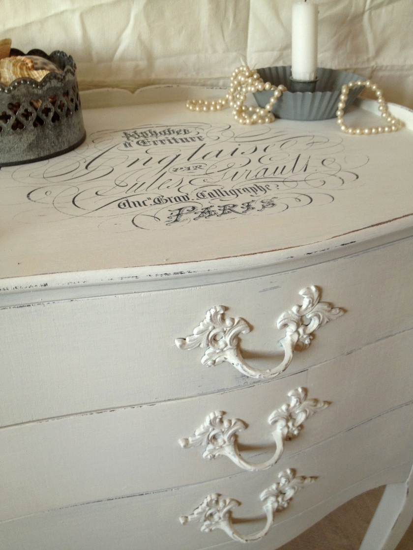Himlarum sängbord sideboard byrå med snirklig text Derdenbeslag shabby chic